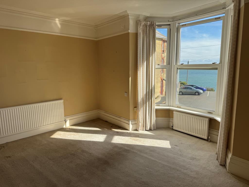 Lot: 141 - FOUR-BEDROOM HOUSE FOR IMPROVEMENT WITH SEA VIEWS - A 1st Floor Bedroom